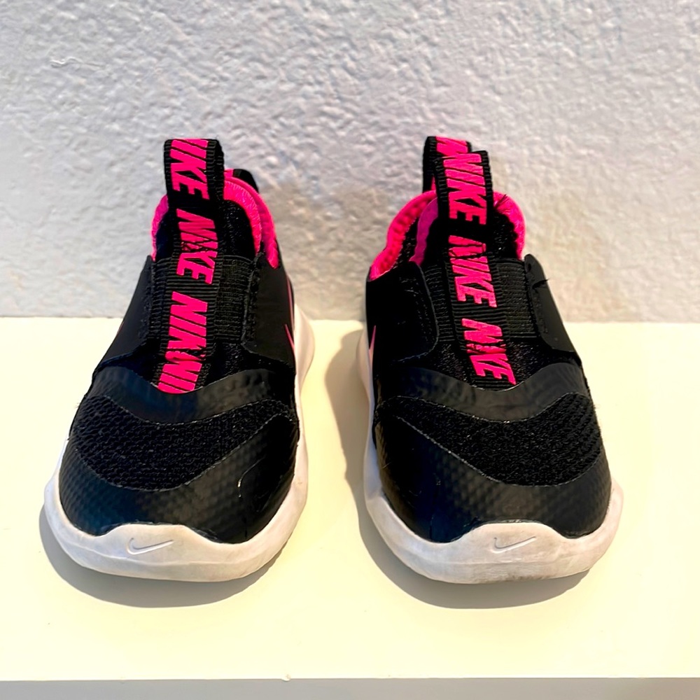 Nike black/pink Toddlers Size 4 Girls sneakers
